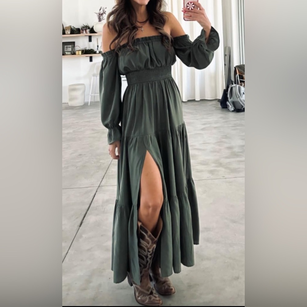 Elegant Long Sleeve Off-Shoulder Dress in Green